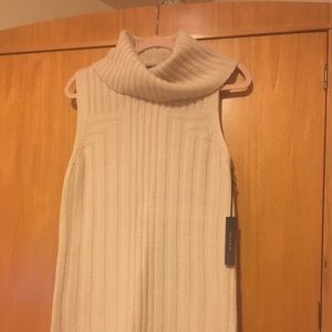New beautiful Tahari sleeveless sweater